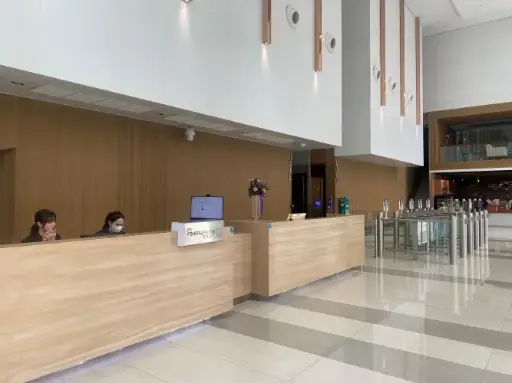 [CASE000006] Receptionist in the lobby, G Floor, exhibited unprofessional behavior.