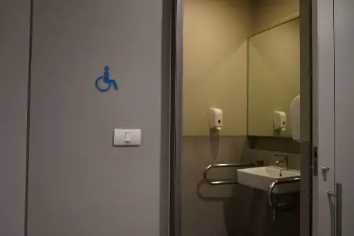 [CASE000131] Disability restroom is not clean